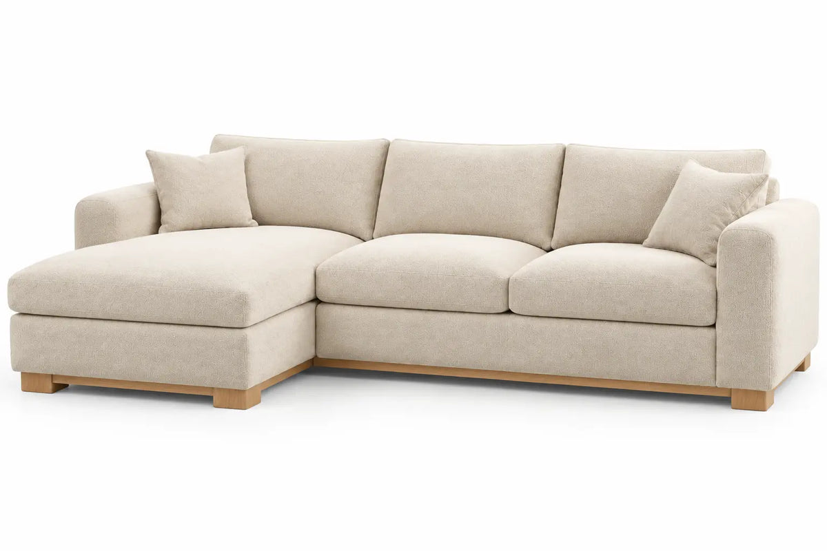 Sofá esquinero tapizado con patas elevadas, beige